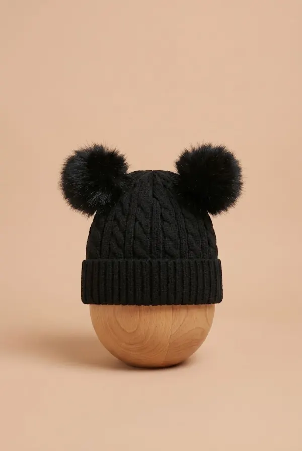 Bonnet noir · Bébé et enfant, dressing du studio de Julie Dugardin Photographe